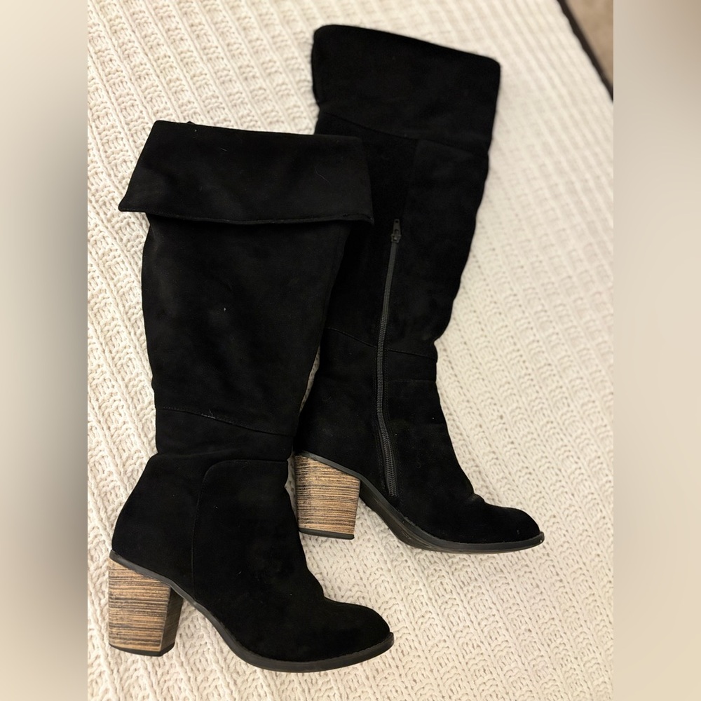 Black Suede Boots 🖤 Size 6 🖤 Crown Vintage boots in Good Condition!